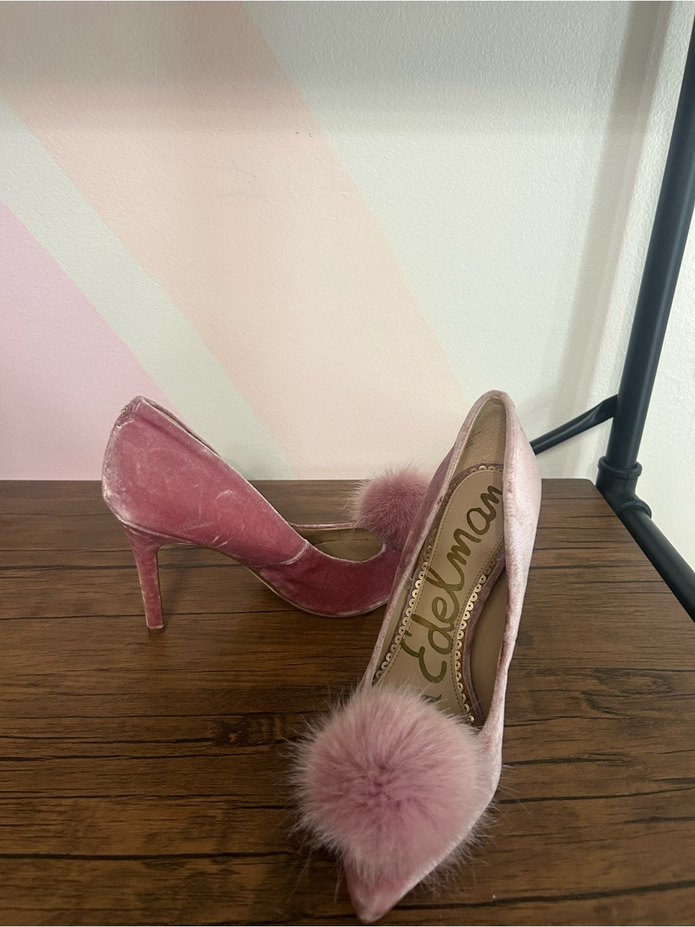 Pink Sam Edelman Haroldson velvet pumps with a pointed toe and fur pom-pom sz 6 - Picture 2 of 11